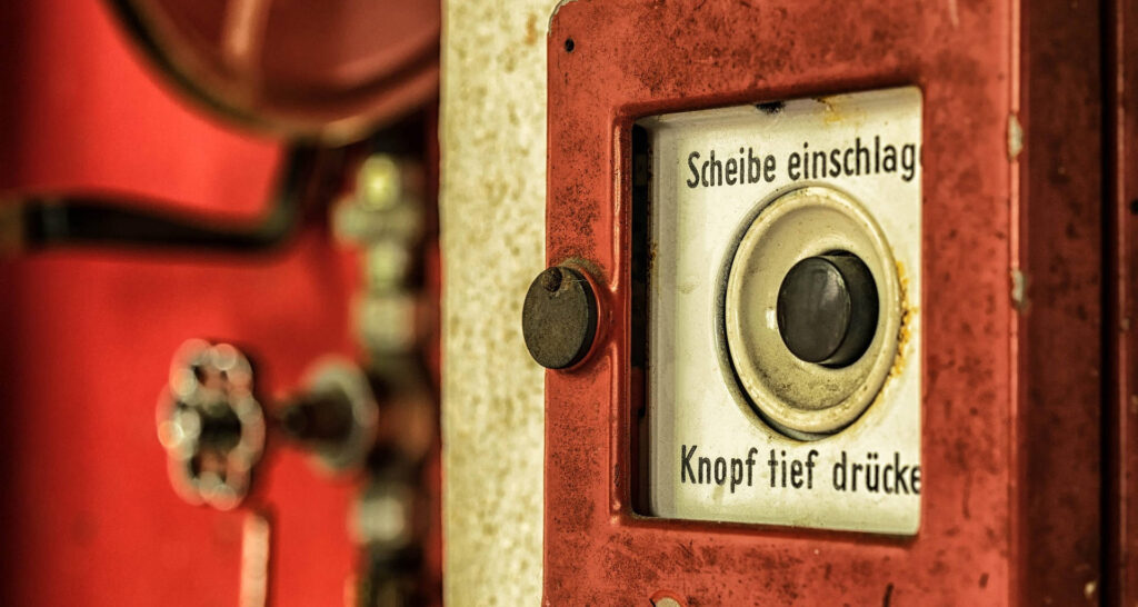 Alter Feueralarmknopf im Heizungsraum