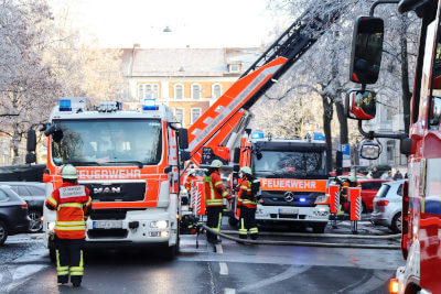 Feuerwehr mit 3 Löschfahrzeugen im winterlichen Einsatz in der Innenstadt