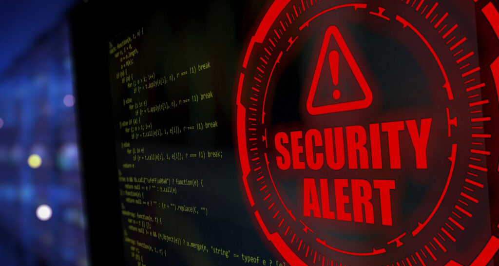 Monitor mit grünem Code und einer Warnung in rot "Security Alert"