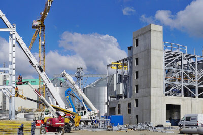 Baustelle mit vielen Baufahrzeugen